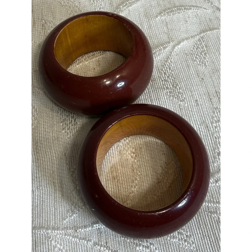 Set Of 2 vintage burgundy lacquered ‎ napkin rings.